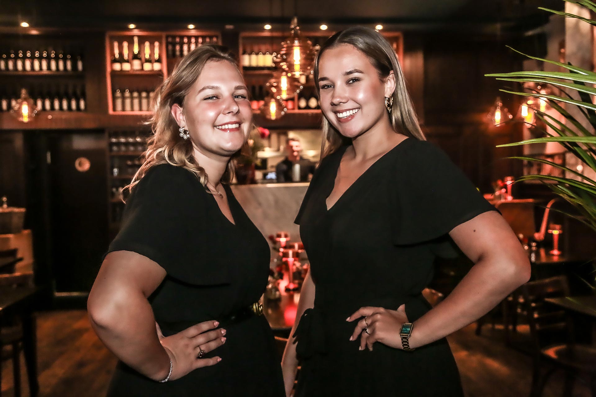 Romy en Kiki - Gastvrouwen Brasserie l'Autruche